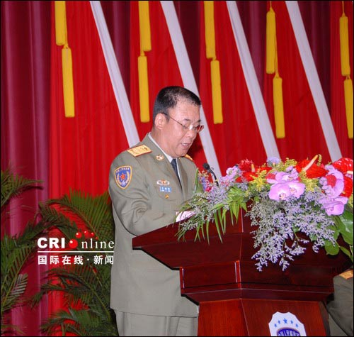 驻港部队司令员王继堂中将介绍十年来驻港部队的建设情况(驻香港