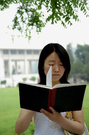 图文〔大学生先进典型·图文互动(1)石小东:生命因自强而灿烂