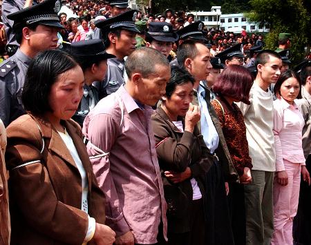 6月25日,贵州省盘县马依镇举行公捕公判大会,并将贩毒分子余荣达