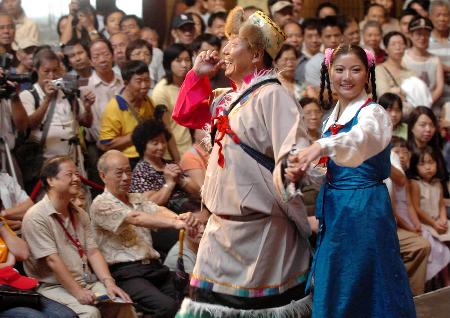 西藏自治區歌舞團演員索朗多吉(前左),平措卓瑪(前右)在表演《逛新城