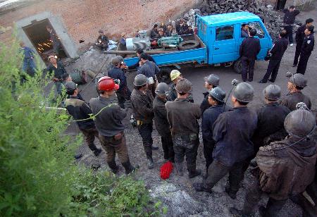 图文:吉林舒兰发生煤矿透水事故16人被困井下(5)