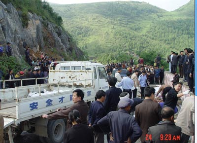 雲南客車在湖北利川翻車 警方稱剎車失靈釀慘禍_新聞中心_新浪網