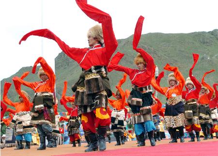 图文:各族群众载歌载舞欢聚在扎什伦布寺广场