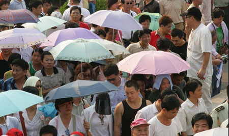 图文:人们纷纷来到钱塘江边观看潮水