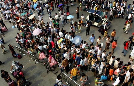 图文:10月1日广州火车站广场人流滚滚