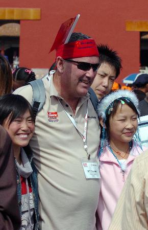 图文:外国游客和中国小女孩一起拍照留念