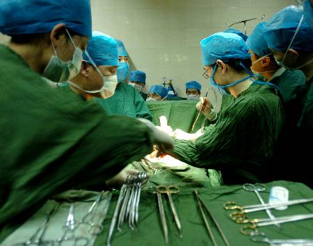 图文1西藏首例背驮式肝脏移植术获得成功