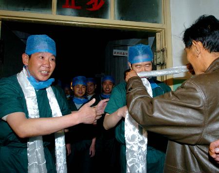 图文:(2)西藏首例背驮式肝脏移植术获得成功