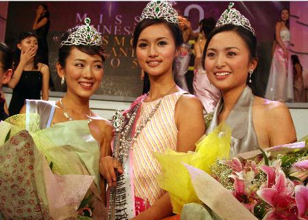 2005中华小姐环球大赛总决赛冠军得主李鑫淼(中),亚军杨爽(左),季军