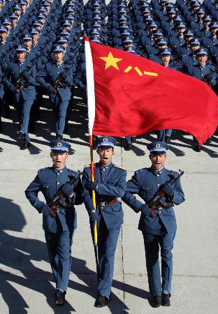 空军驻京机关部队在北京沙河机场举行纪念空军成立56周年暨换着新装