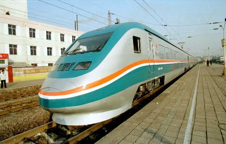 2001年11月18日7时28分,一列崭新流线型的列车――中原之星电动车组