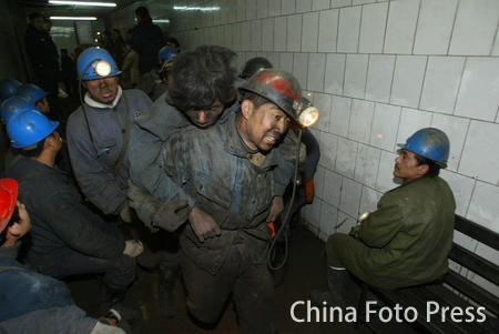 黑龙江矿难目击:妻子等待一夜眼泪几次结冰