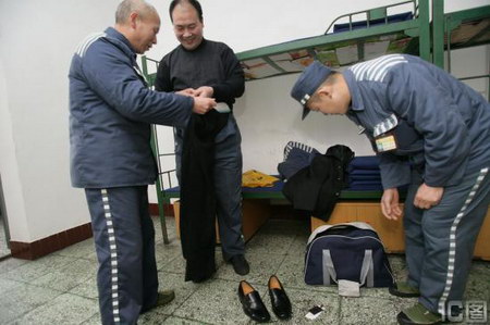2006年1月27日一早,43岁的重庆市监狱服刑人员伍永禄便兴奋地起了床