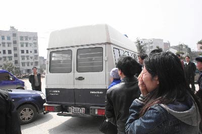 望著載著胡桂定的囚車遠去,家人掩面而泣. 劉志恆 攝