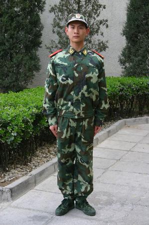 武警五一配发迷彩服这是4月4日拍摄的身着05系列夏迷彩服的武警士兵