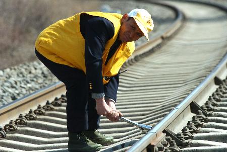 劳动者之歌图文互动1十万里路云和月―记沈阳铁路局巡道工刘学臣