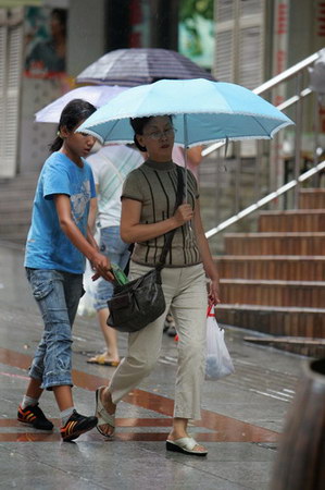 圖文:女扒手行竊路人