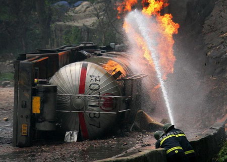 福州隧道油罐车爆炸图片