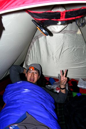 男生支起了帐篷图片