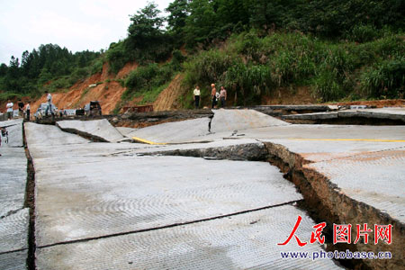 6月8日,投入使用不久的福银高速公路顺昌连接线元坑连接口处出现塌方