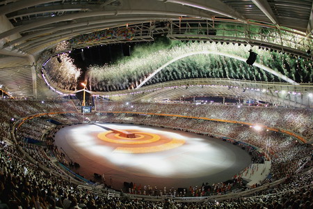 图文:雅典奥运会闭幕式上的烟火表演