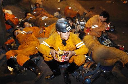 39人被困井下7月16日凌晨,抢险人员在山西灵石县蔺家庄煤矿井口休息