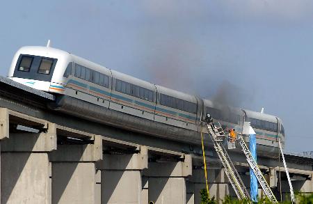 图文:上海磁悬浮列车发生火灾(1)