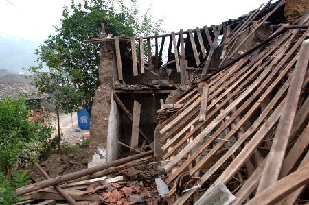 圖文:地震中倒塌的房屋