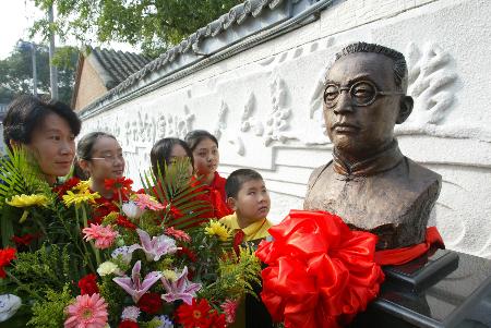 圖文:陶行知塑像在北京黑芝麻小學落成(1)