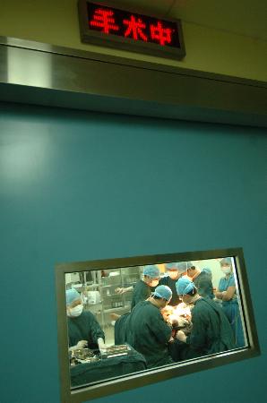 图文:中国首位换脸人第二次手术顺利结束(3)