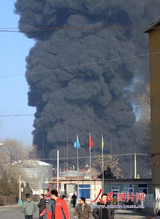 组图辽宁新民一家化工厂油罐发生爆炸