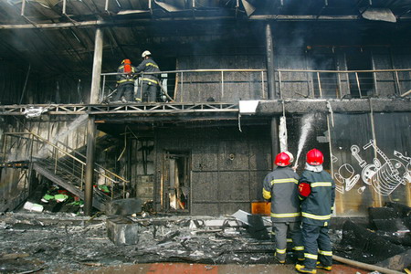 图文:消防队员们奋力将售楼处大火扑灭