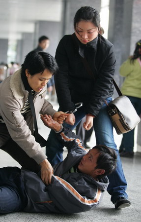 图文:广州火车站警察捉获一名抢劫男子