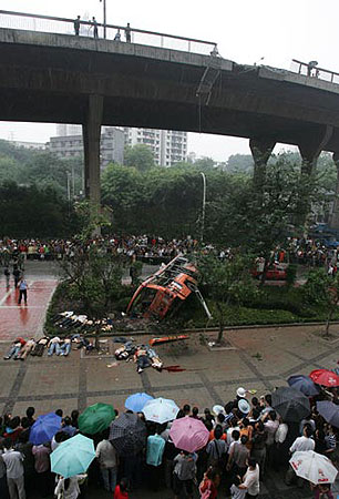 组图重庆市沙坪坝区发生重大车祸