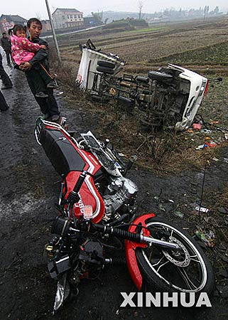 组图:湖南新化发生严重交通事故