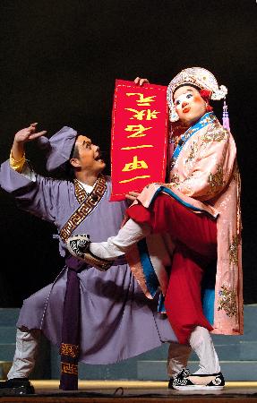 图文:丑绎人生(3)泉州高甲戏剧团《连升三级》剧中的两位丑角演员在