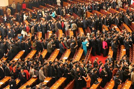 闭幕会后代表们退场3月16日