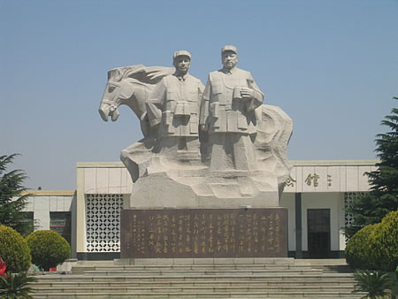 孟良崮战役纪念馆前的雕像孟良崮旅游区位于临沂市蒙阴县和沂南县交界