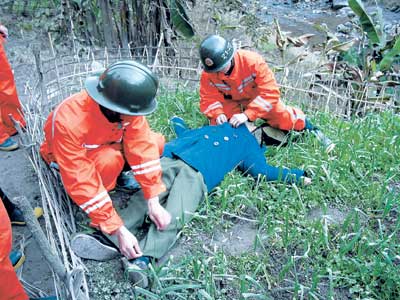 特别报道·重庆天然气井喷事故 副矿长解释井喷原因(组图)