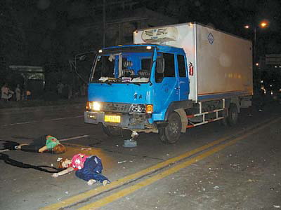 吳文康攝影報道)前晚,湛江市赤坎康寧路立交橋處發生一起車禍慘劇,兩