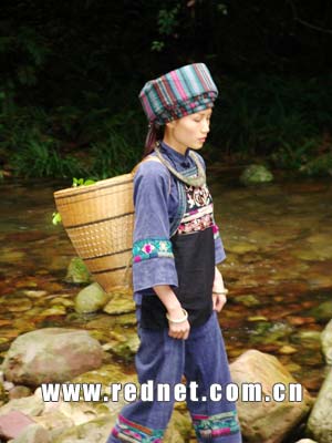 中國網絡媒體湖南行花絮土家阿妹和小揹簍圖