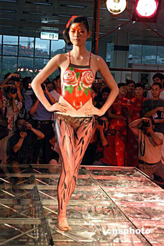 在福州举办的龙成杯中国摄影模特大赛上,时装模特演绎人体彩绘,吸引