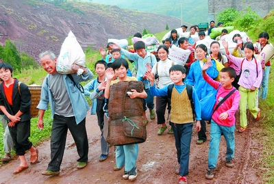 背起行囊帶上乾糧 達州宣漢災區學生全部復課 /圖