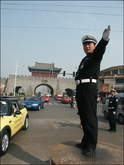 2004中国开封菊花花会·首届工行杯名车展名车巡城游活动侧记(组图)