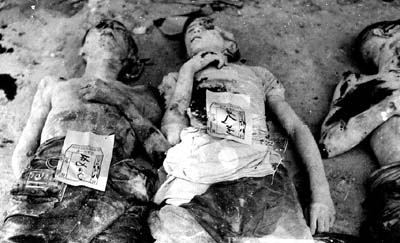 1938年4月4日,广州西村粤溪乡南桂里被炸死的村民卢林氏尸首分离.