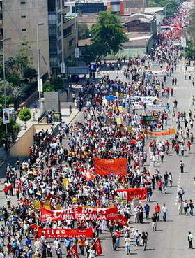 近5万名智利民众在首都圣地亚哥市举行大规模游行活动,反对经济全球化