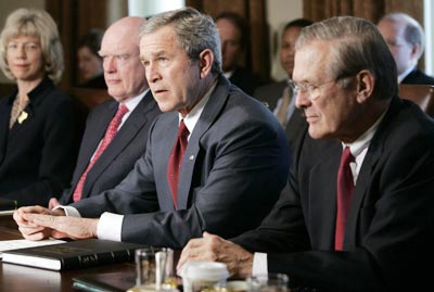美国总统布什(中)在华盛顿举行内阁会议后向媒体讲话