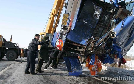 吉林长平高速公路发生特大交通事故 3人死亡(图)