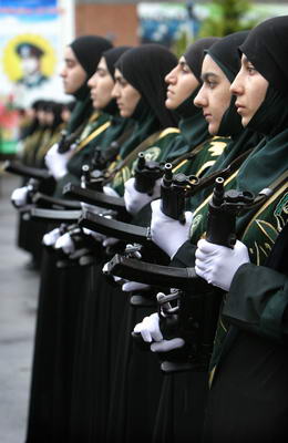 参加毕业仪式的伊朗女警图