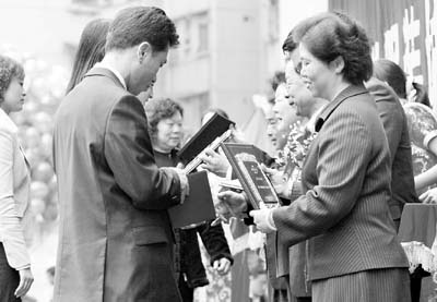 广州市服装行业协会会长姚蓉宾等领导为获得"新大地服装城十佳品牌